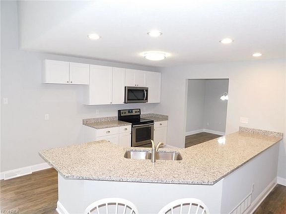 2nd image of 4919 Emerald Ln
