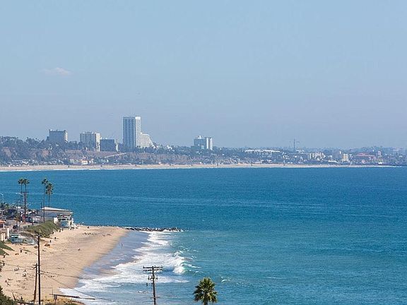 3rd image of 18111 Coastline Dr APT 2