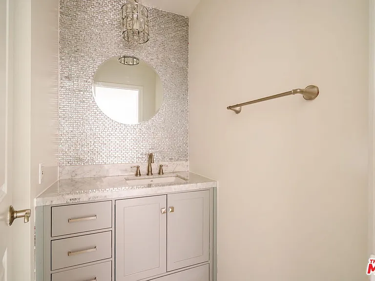 141 N Clark Dr #2 — Photo 8