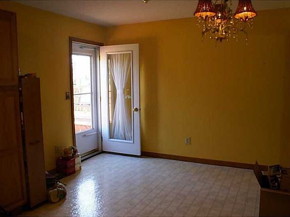 5th image of 714 W Gaston Dr