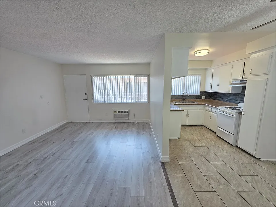 15436 Vanowen St #9