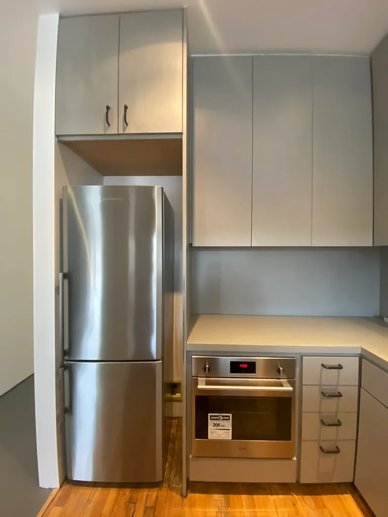 2110 Main St — Photo 4