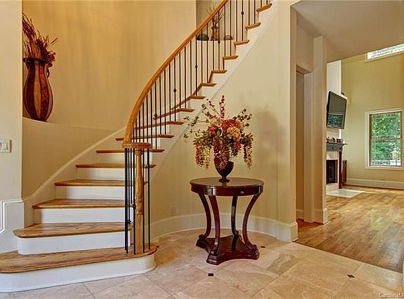 3rd image of 128 Wolf Hill Dr