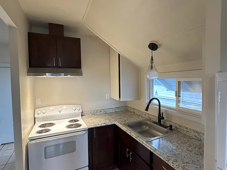 32 Carr St #C — Photo 1