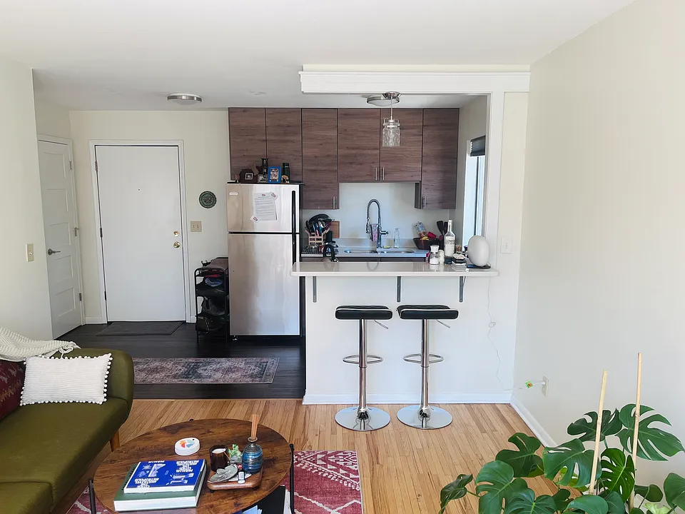 806 Franklin Ave W #206