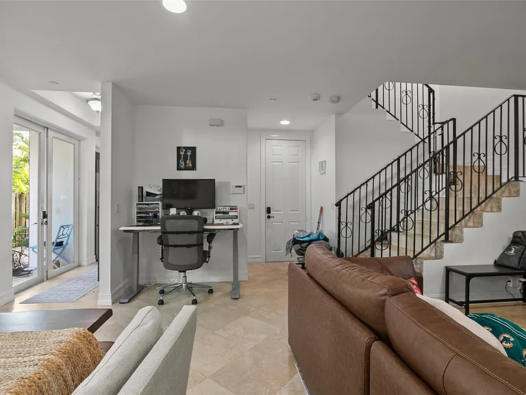 732 NE 15th Ave — Photo 14