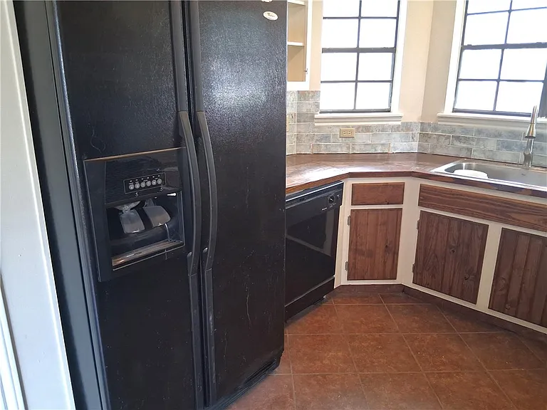 3303 Dallis Dr — Photo 6