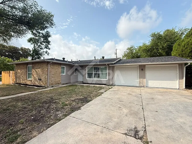 2902 Woodcliffe St — Photo 2