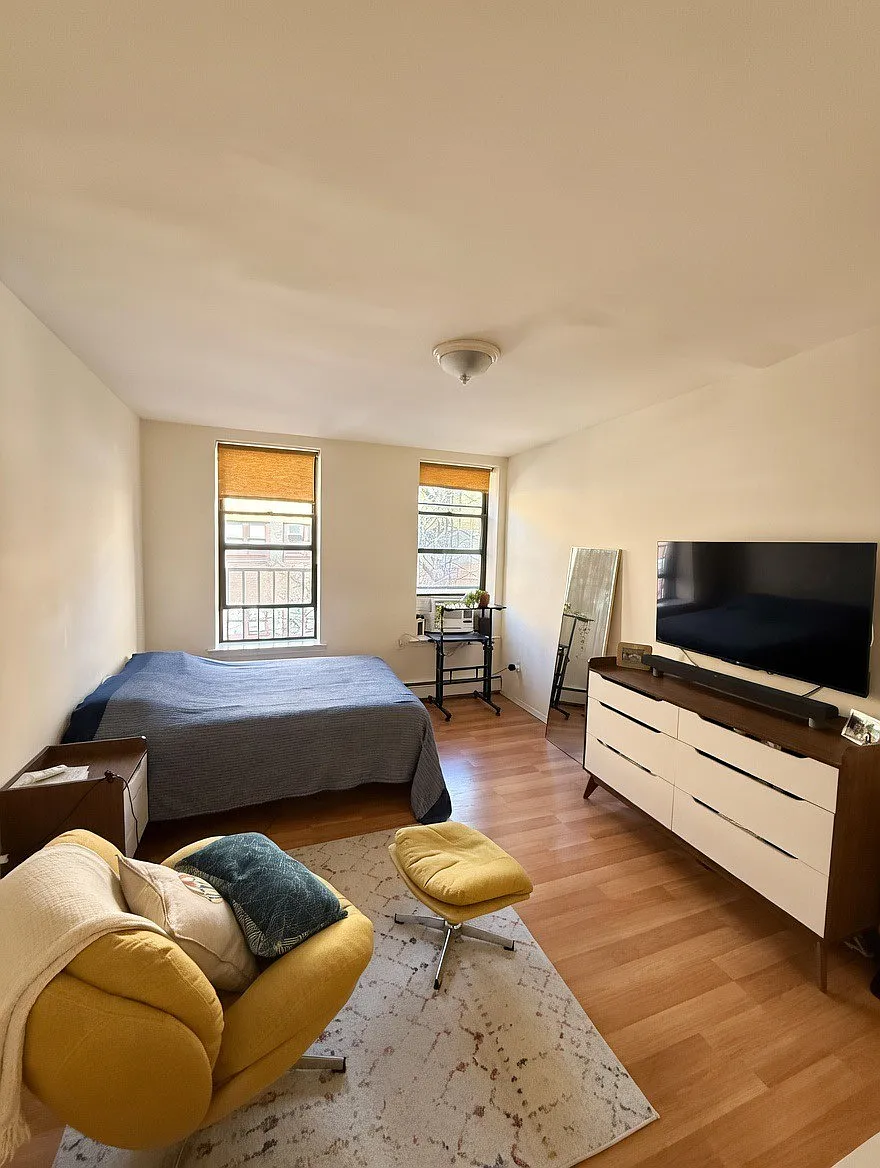 Building Photo - 530 W 50th St #2A