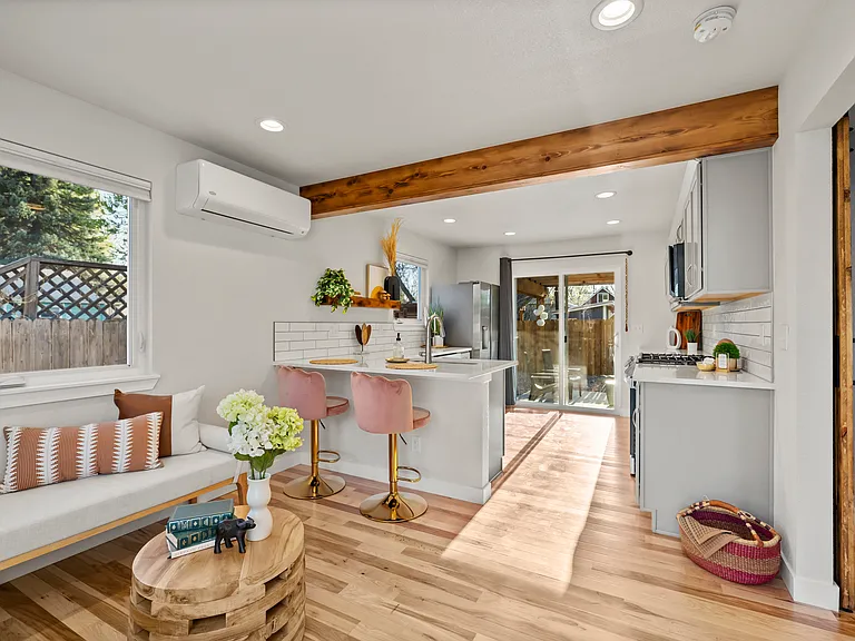 637 Stover St — Photo 3