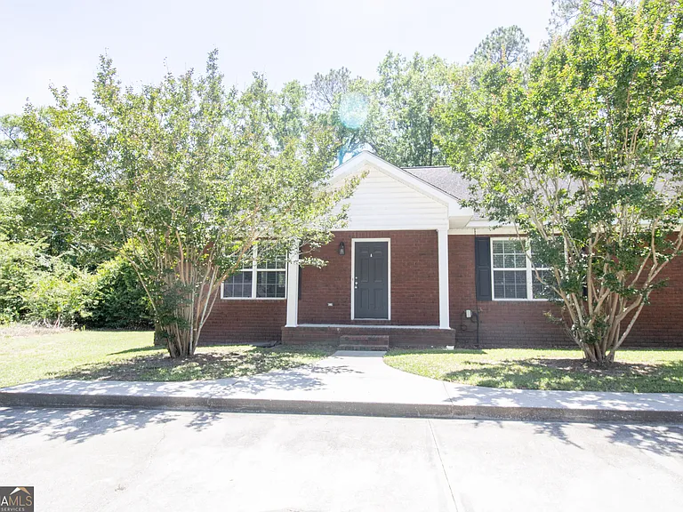 305 Sterling Ct — Photo 1