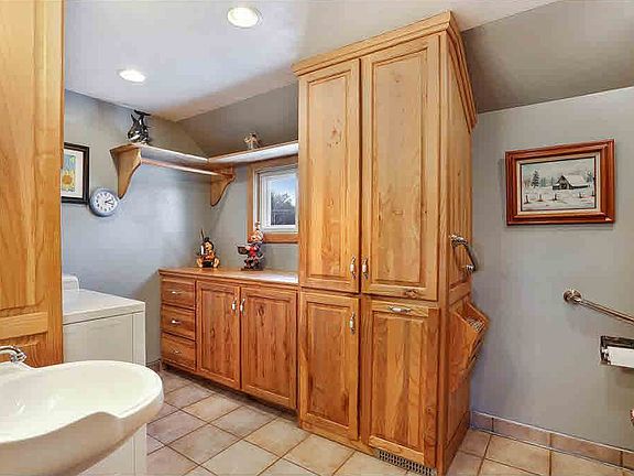 5th image of 2310 Mid Valley Dr