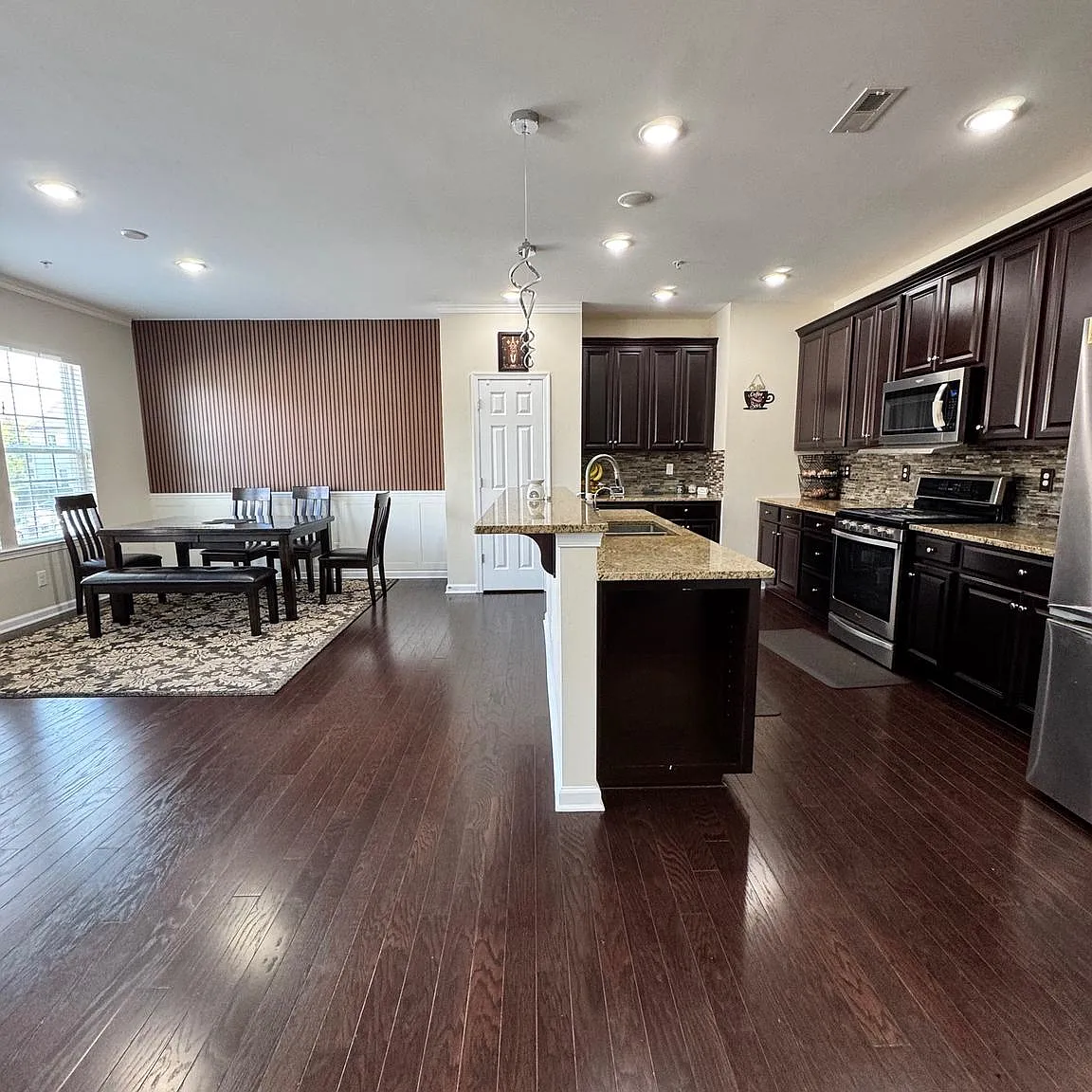 3 bed, 2726 sqft, $3,300 — Photo 4