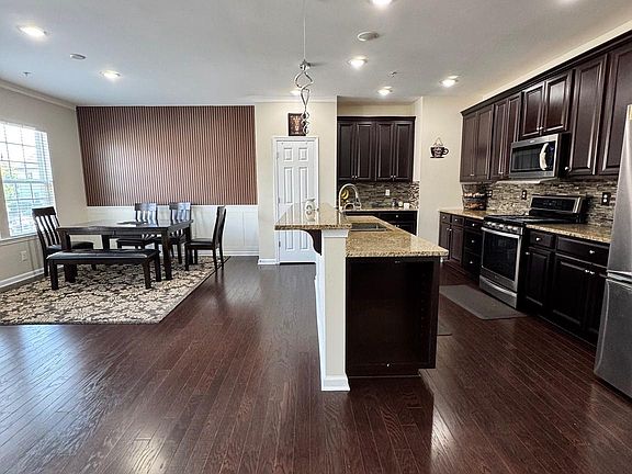 4th image of 729 Sun Valley Ct