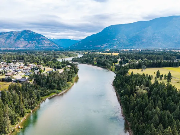 1020 Riparian Dr, Columbia Falls, MT 59912