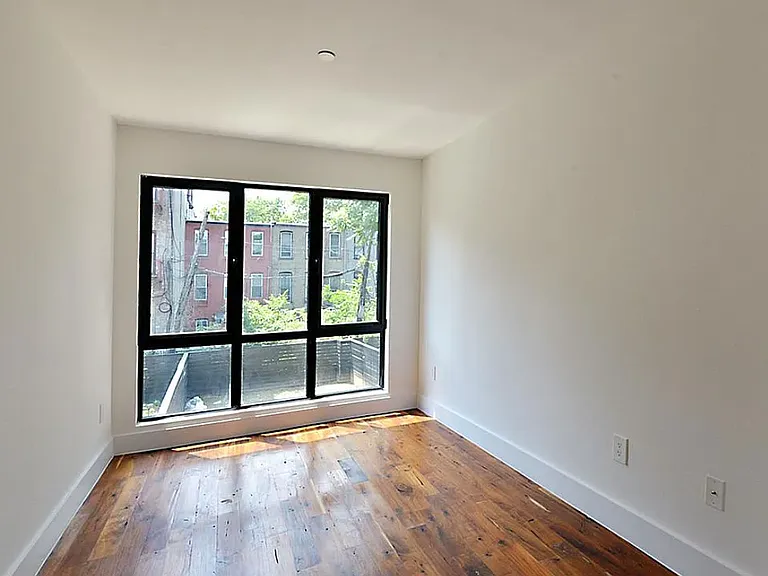 838 Halsey St #1 — Photo 4