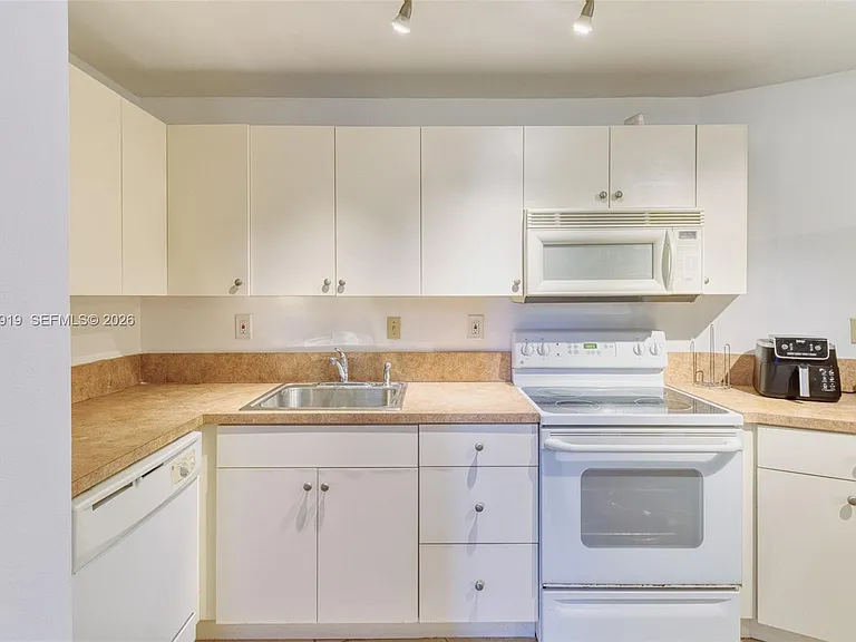 800 Parkview Dr #311 — Photo 9