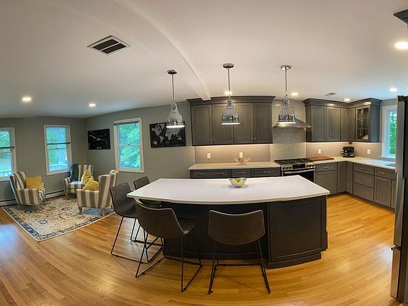 5th image of 31 Diane Dr
