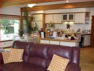 3rd image of 2040 Cedar Ave