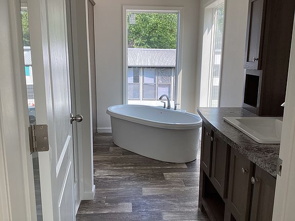 5th image of 2 Willow Dr #241
