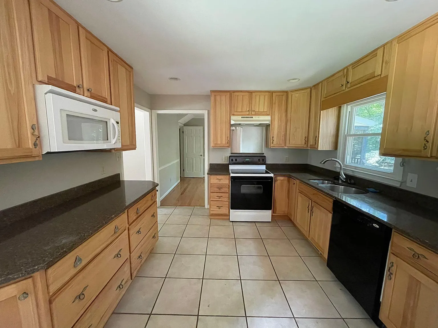 3 bed, 2.5 bath, 1821 sqft, $2,250 — Photo 4