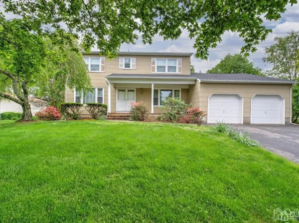 10 Frieda Ln S, Kendall Park, NJ 08824