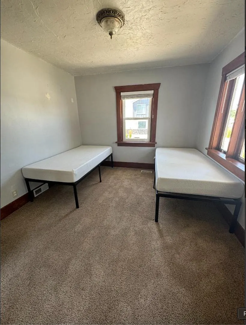 544 W 200 S - Upstairs Room 2 — Photo 3