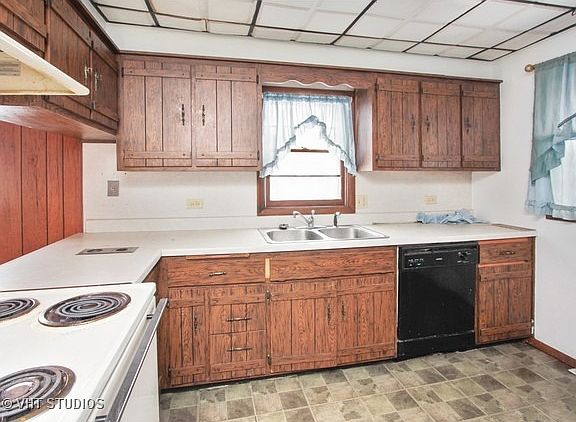 5th image of 3047 N Lewis Ave