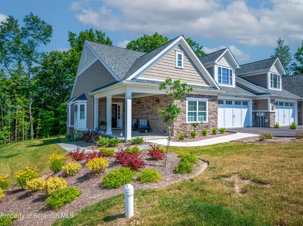 215 Oak Hill Cir, Clarks Summit, PA 18411