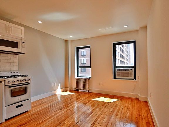 4th image of 11 Waverly Pl APT 11E