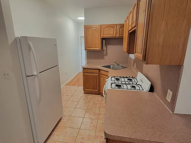 284 14th St #1R — Photo 4
