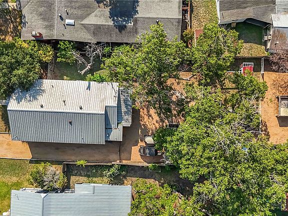 4th image of 588 Willow Ave