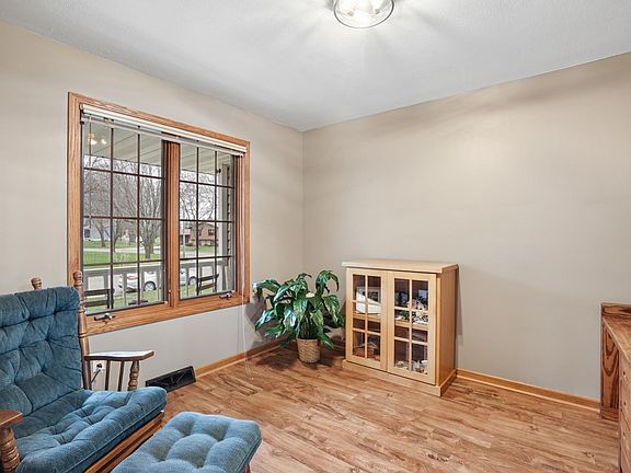 2nd image of 714 E Crescent Ln