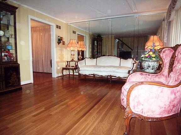 3rd image of 1637 N 74th Ct