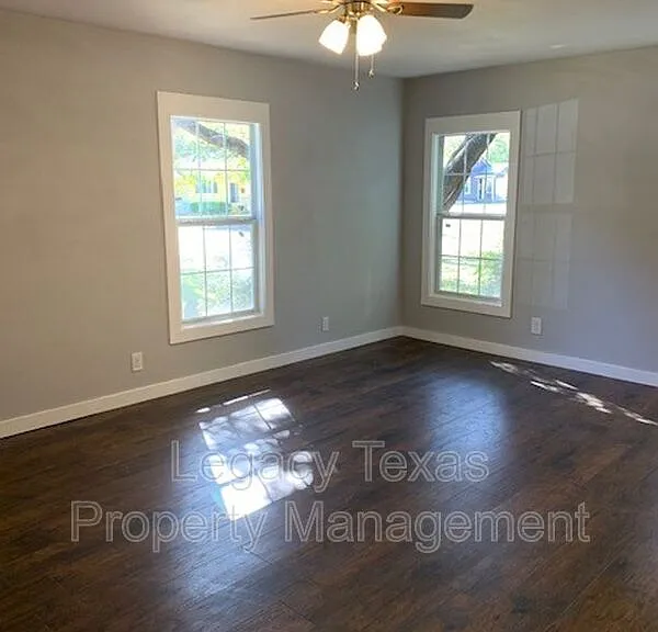 442 Bales St — Photo 4