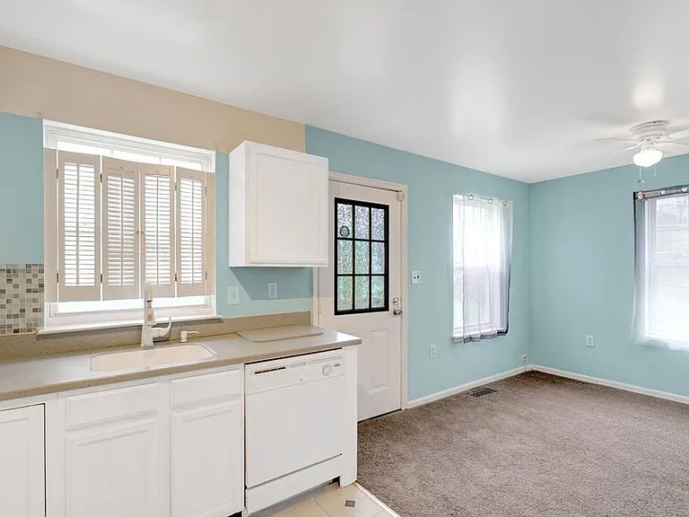 1121 Varney St SE — Photo 10