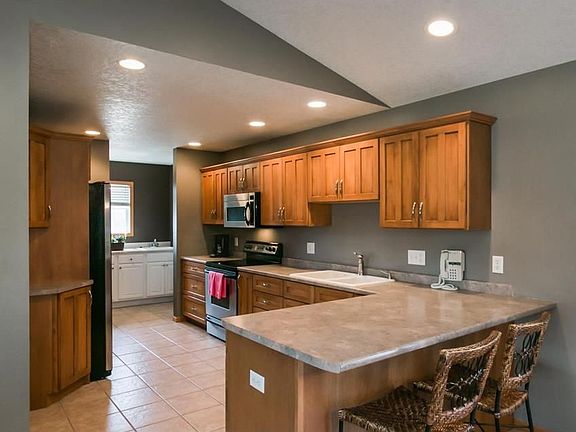 5th image of 1095 Bay Hill Cir