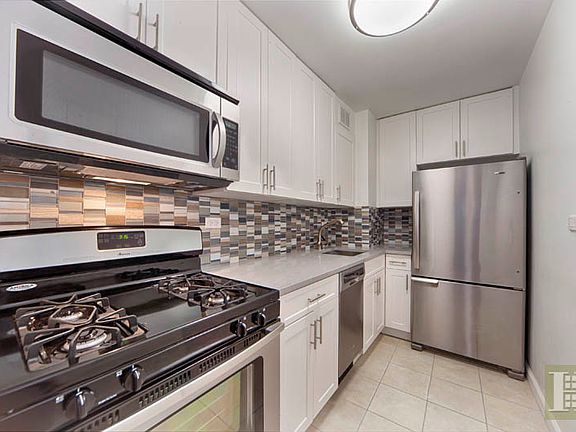 4th image of 165 W 66th St APT 6V