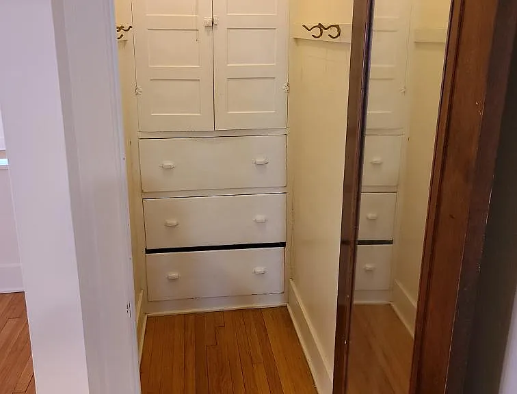 Pantry/closet
off kitchen