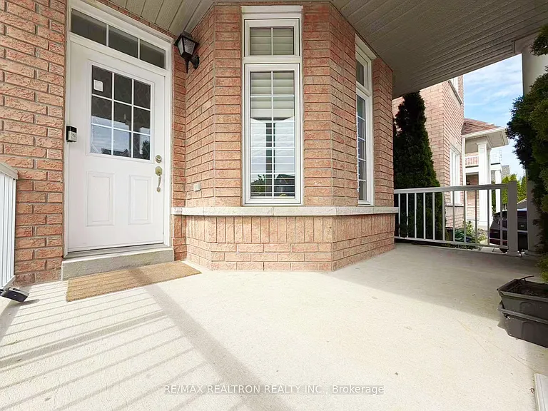 210 Old Colony Rd — Photo 2