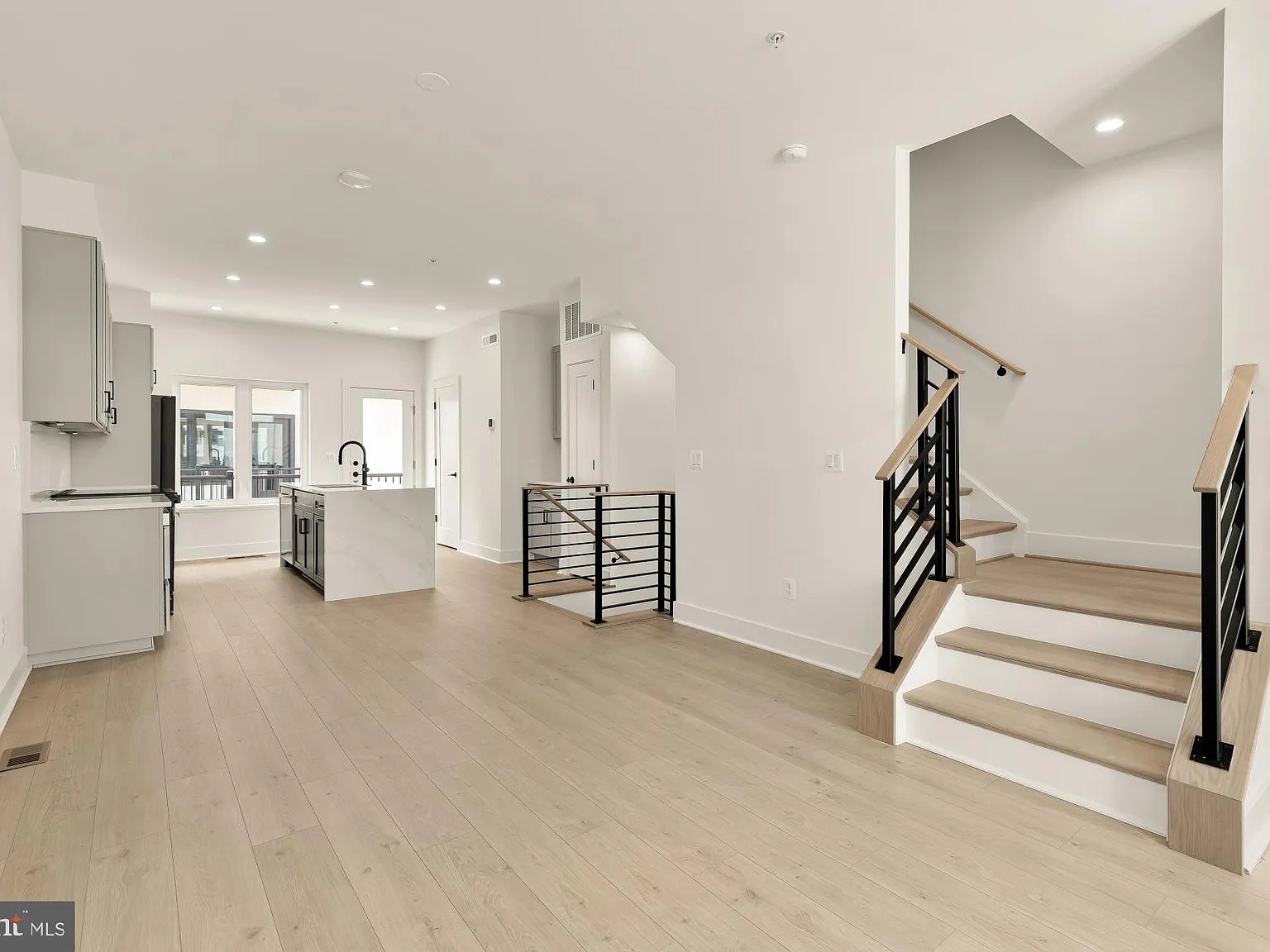 3 bed, 3.5 bath, 1660 sqft, $5,000 — Photo 2