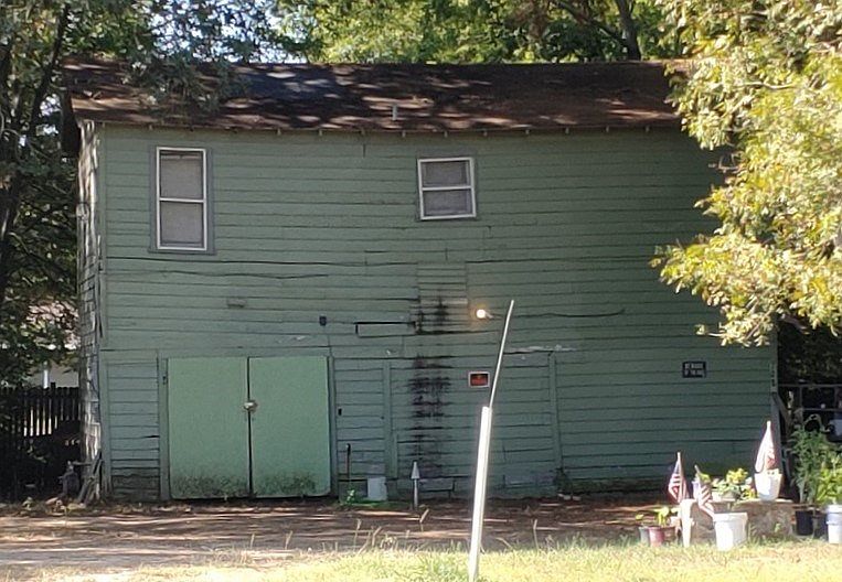 1st image of 128 E Myrle Ave