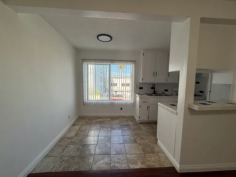 Hollyking Apartments — Photo 33