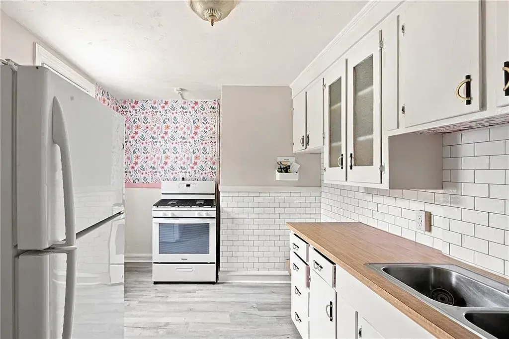 1-Bed 1-Bath Apartment — Photo 3