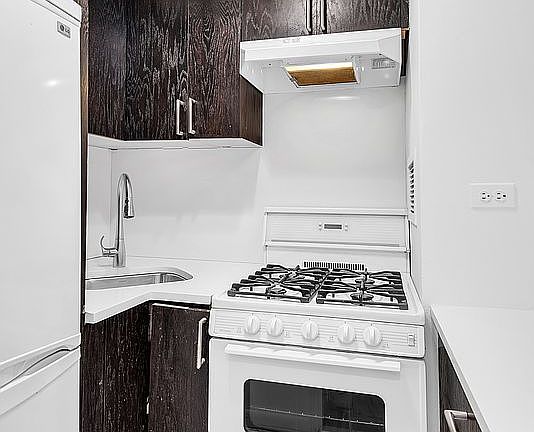 4th image of 32 Gramercy Park S APT 12C