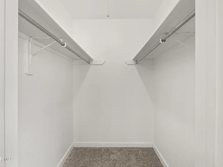 936 Oneida Dr — Photo 16