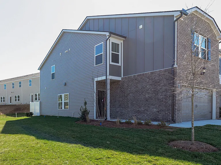 1006 McKee Ct — Photo 2