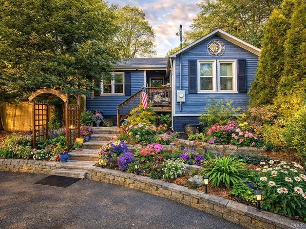 33 Park Drive, Rocky Point, NY 11778