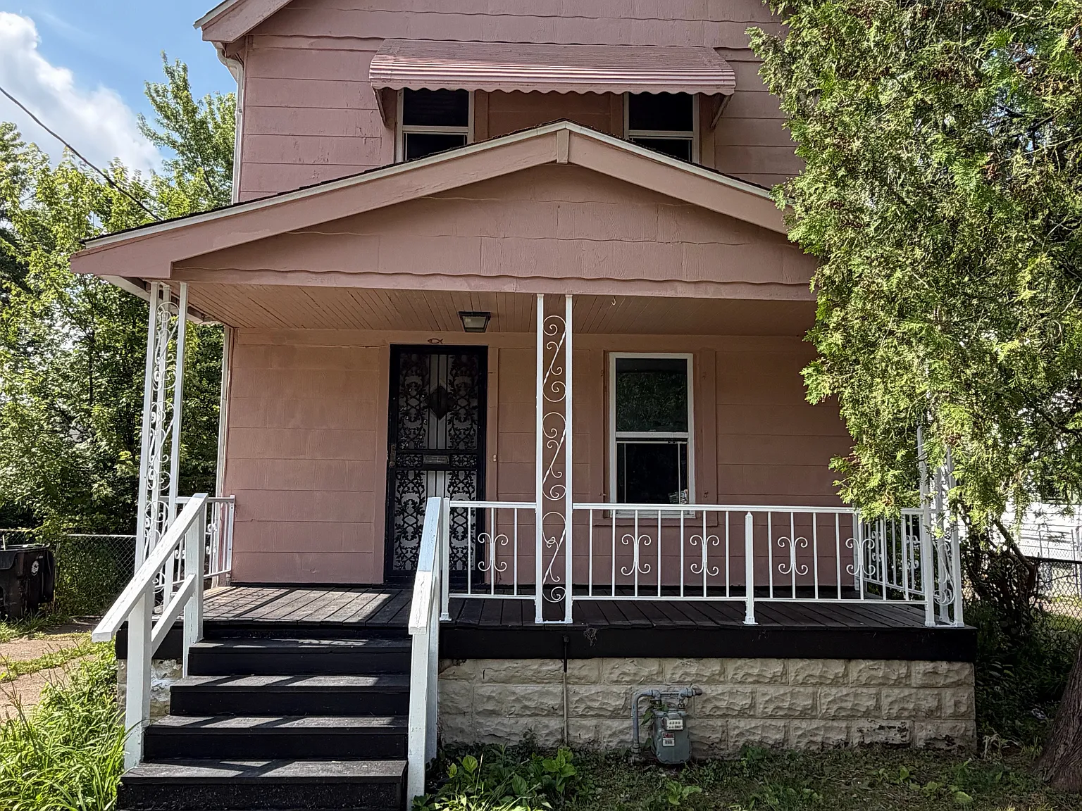 3 bed, 832 sqft, $1,300 — Photo 1