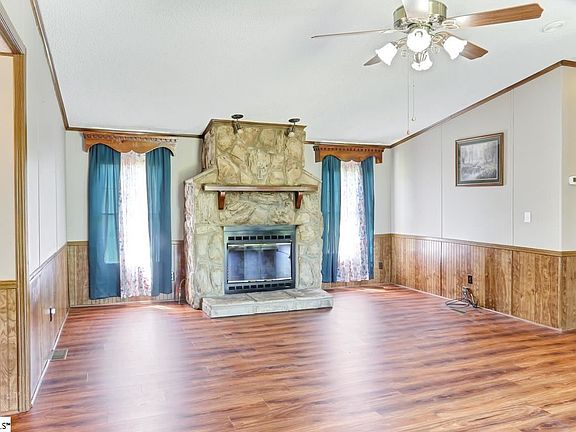 5th image of 2413 Country Club Rd